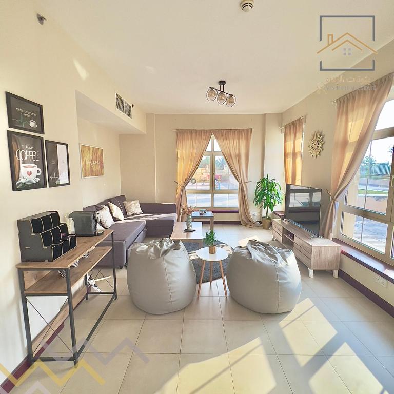 uma sala de estar com dois sacos de feijão grandes em بِيُوتات الرّفآه - أناقة المرينا em King Abdullah Economic City