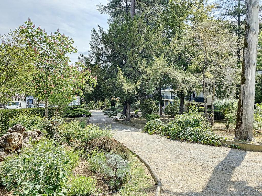 グレウー・レ・バンにあるAppartement - Résidence Les Cedresの樹木や茂みのある公園内の小道