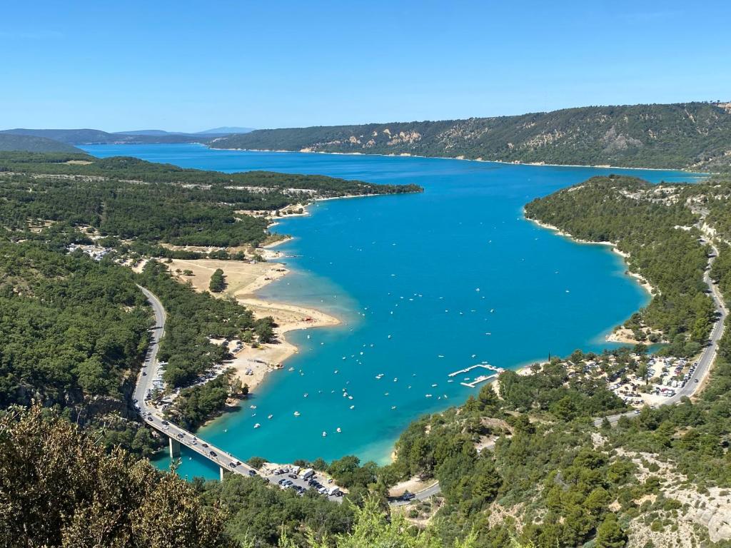 une vue aérienne sur une baie avec des bateaux dans l'eau dans l'établissement Appartement - Résidence Les Cedres, à Gréoux-les-Bains
