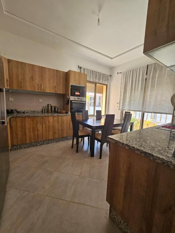 Kuchyň nebo kuchyňský kout v ubytování Green house , les couples non mariés merci de s'abstenir