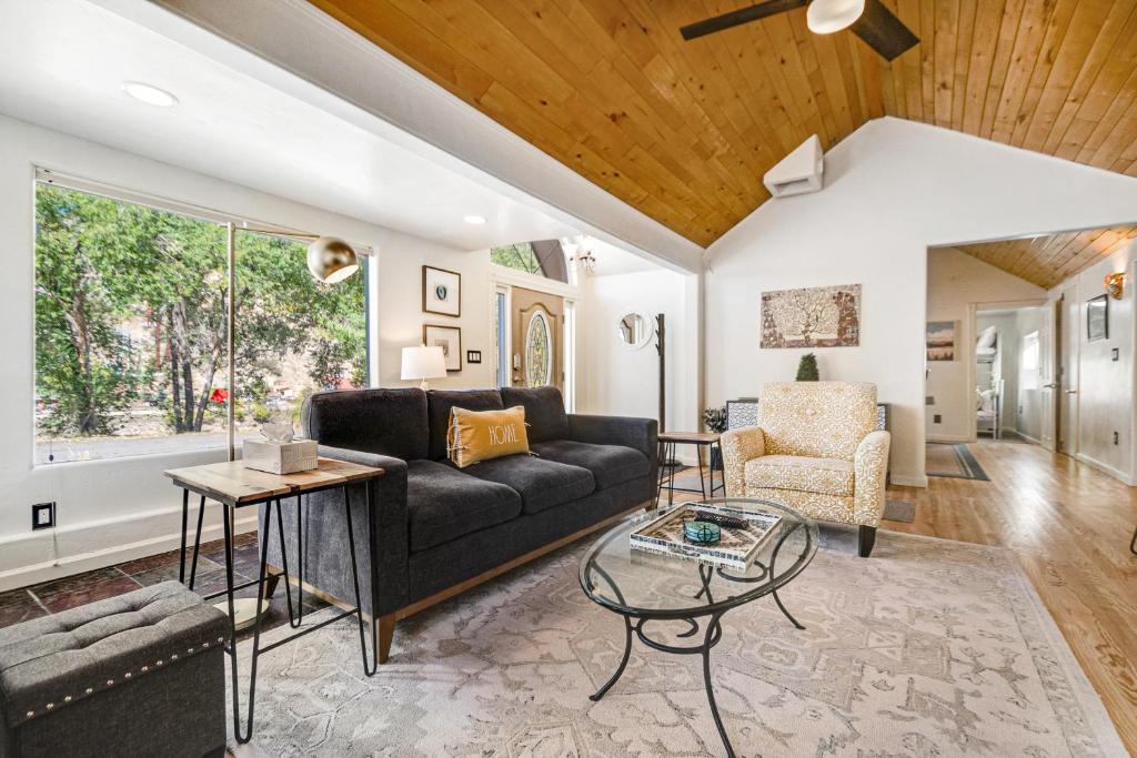 un soggiorno con divano nero e tavolo di River View House a Glenwood Springs