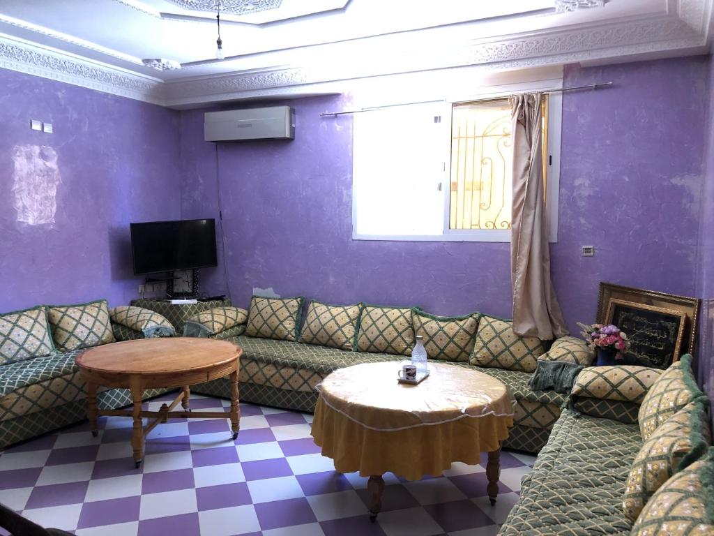 ein Wohnzimmer mit einem Sofa und einem Tisch in der Unterkunft Appartement Meublé à Louer 95m2 in Tiznit