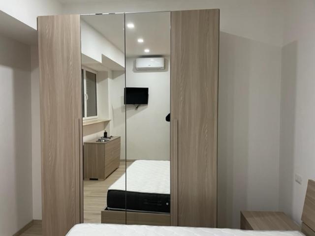 - une chambre avec un miroir et un lit dans l'établissement Villa Milano Apt. n. 2, à Milan