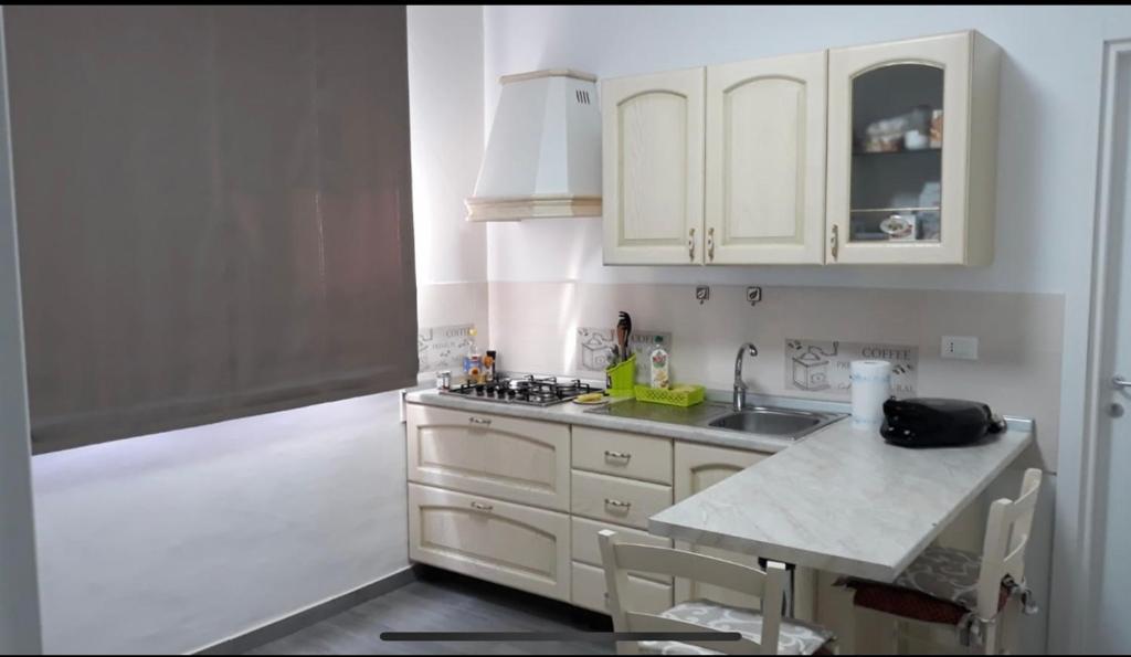 Kuchyň nebo kuchyňský kout v ubytování Fuori Ortigia room 1
