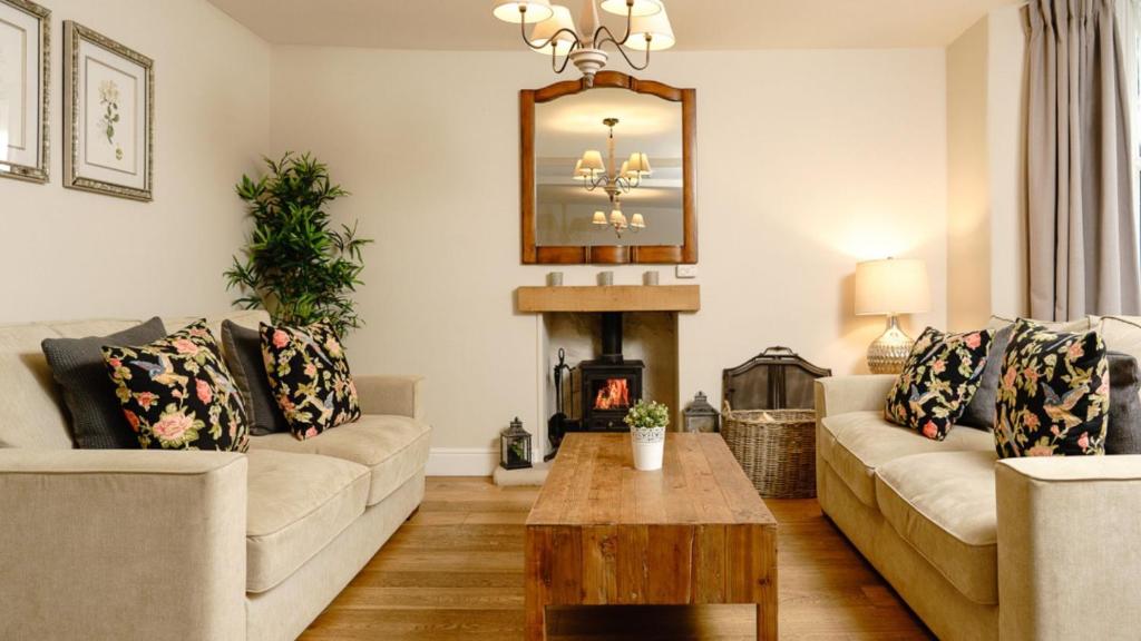sala de estar con 2 sofás y chimenea en Buxton Lodge en Buxton