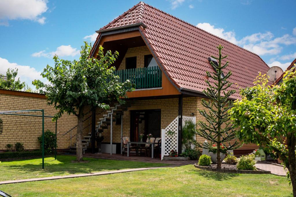 Taman di luar Ferienwohnung mit Balkon