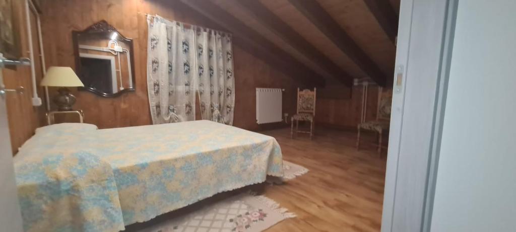 um quarto com uma cama num quarto com pisos em madeira em La collina em Tagliacozzo