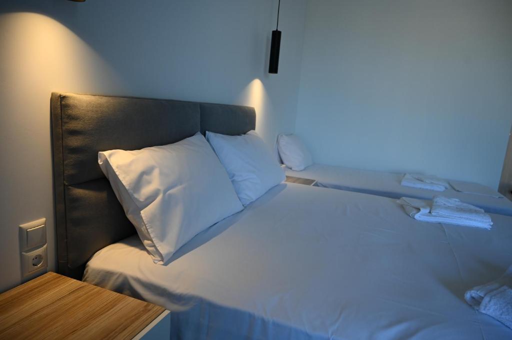 een slaapkamer met een bed met een blauw licht bij Costa Varda Apartments in Mourteri