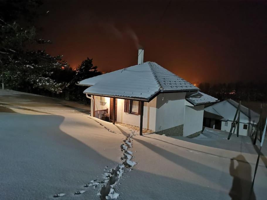 Das Gebäude in dem sich das Ferienhaus befindet