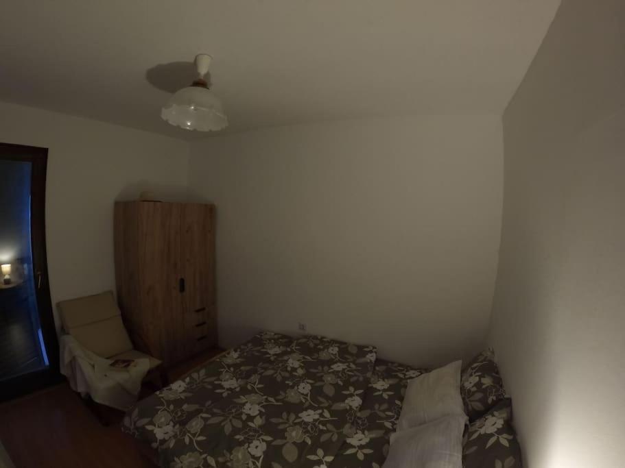 Ein Bett oder Betten in einem Zimmer der Unterkunft Povetarac