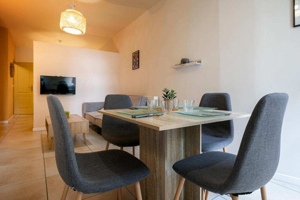 a dining room with a wooden table and chairs at Perpignan - Appartement en centre ville in Perpignan