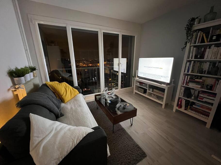 a living room with a couch and a flat screen tv at Logement entier : appartement proche de Paris ⸱ Chez Geoffrey in Châtillon