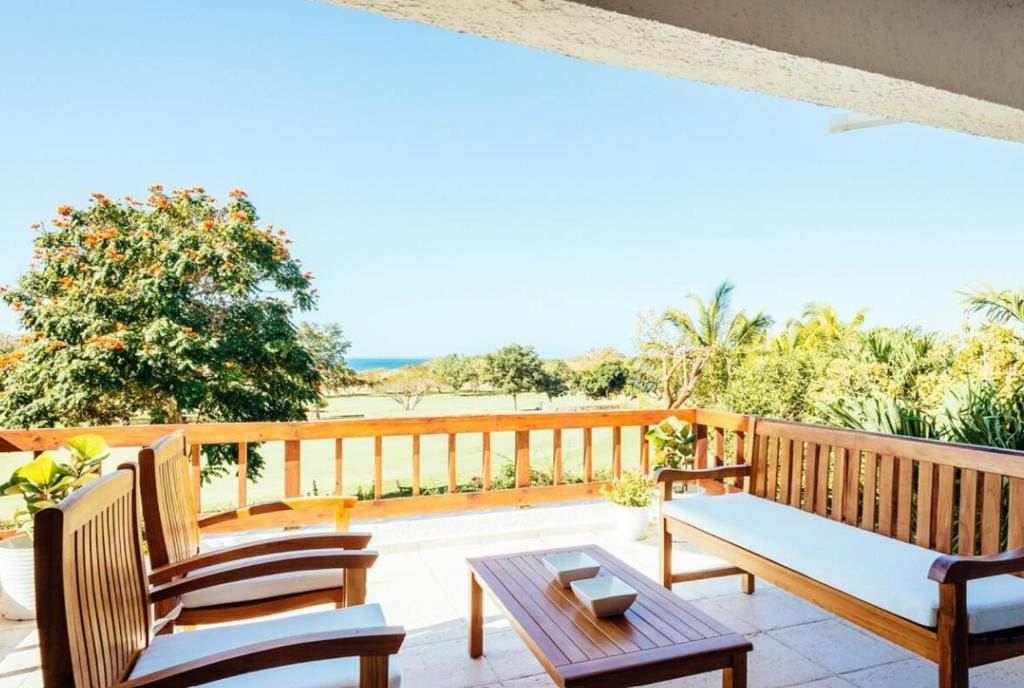una terraza con sillas, una mesa y una mesa en Sunny Vacation Villa No 98, en San Rafael del Yuma