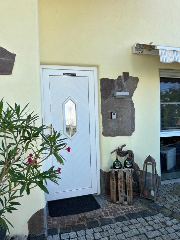 een witte deur aan de zijkant van een gebouw bij An den Weinbergen in Güntersleben