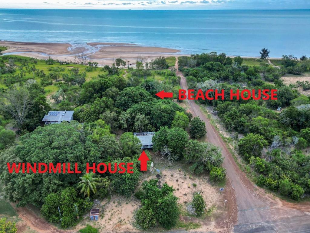 una vista aérea de una casa de playa con las palabras "molino de viento" en Wagait Beach Holiday Houses, en Wagait Beach