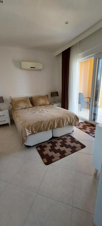 1 dormitorio con 1 cama grande en una habitación en Wndyham kuşadasi 1+1 teraslı 2 banyo dublex en Aydın