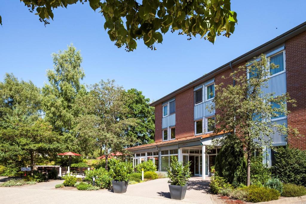 una vista exterior de un edificio de ladrillo en Anders Hotel Walsrode, en Walsrode