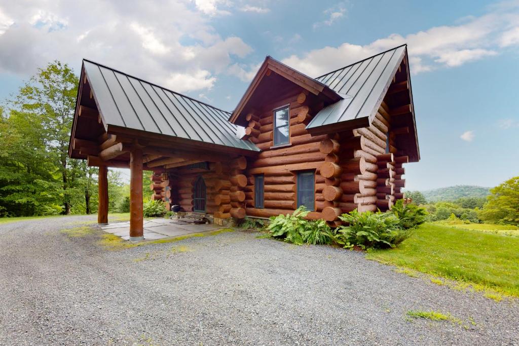 Cabaña de madera con techo de metal en una carretera en Spruce Moose Lodge, en Hartland