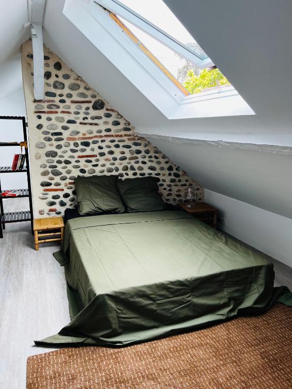 a bedroom with a bed and a window at Charmant duplex à BILLÈRE aux portes de Pau in Billère