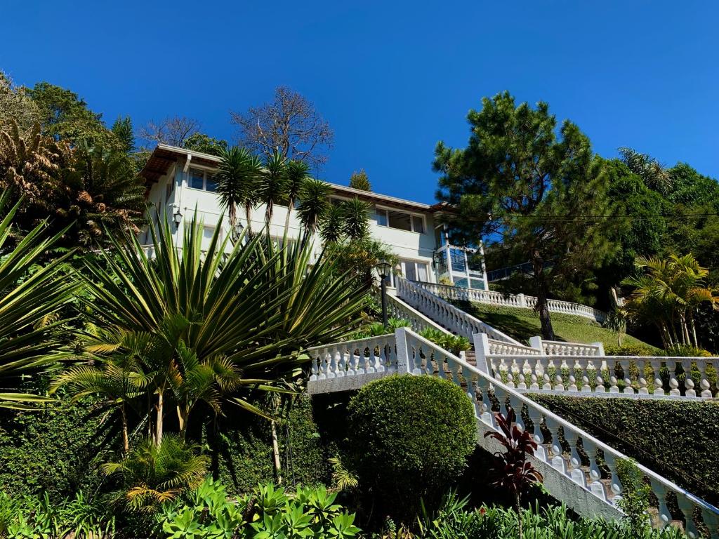 uma casa ao lado de uma colina com plantas em Pousada Orquidea da Serra em Petrópolis