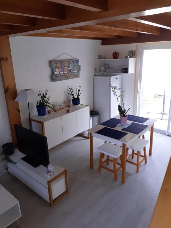 un salon avec une table et un bureau dans l'établissement Le Pélican gîte, à Les Sables-dʼOlonne