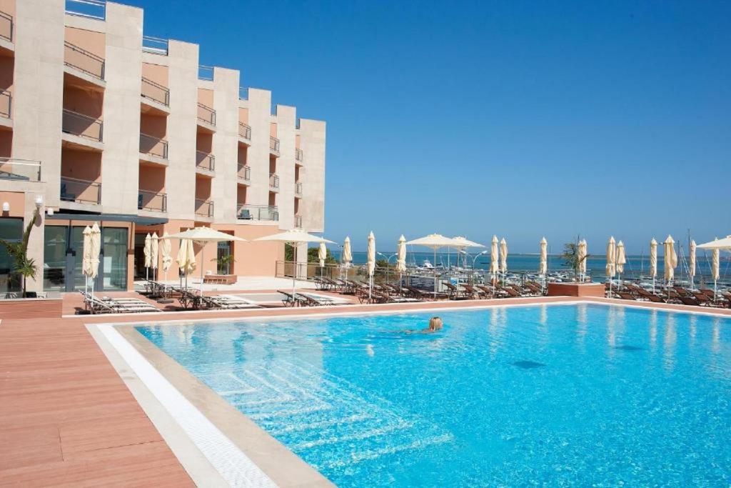 una piscina di fronte a un hotel di Real Marina Hotel & Spa a Olhão