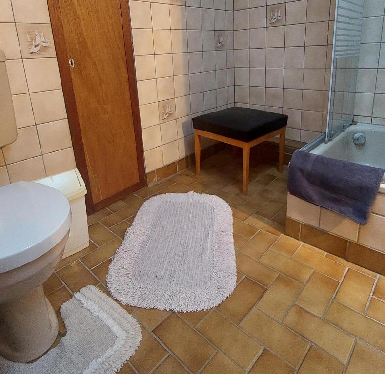 y baño con bañera, aseo y lavamanos. en Haus Bergfried, en Scharbeutz