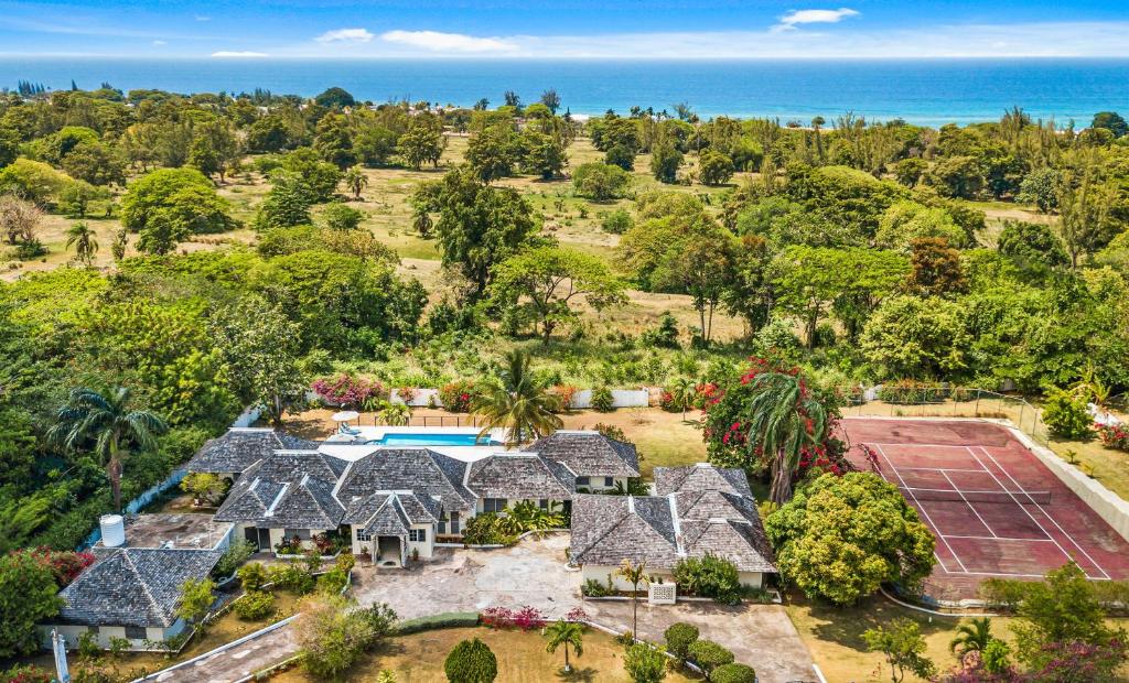 Forever Summer Villa, Runaway Bay (updated prices 2024)