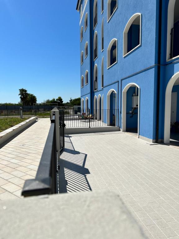 波爾托雷卡納蒂的住宿－A casa di Fede，前面有栅栏的蓝色建筑
