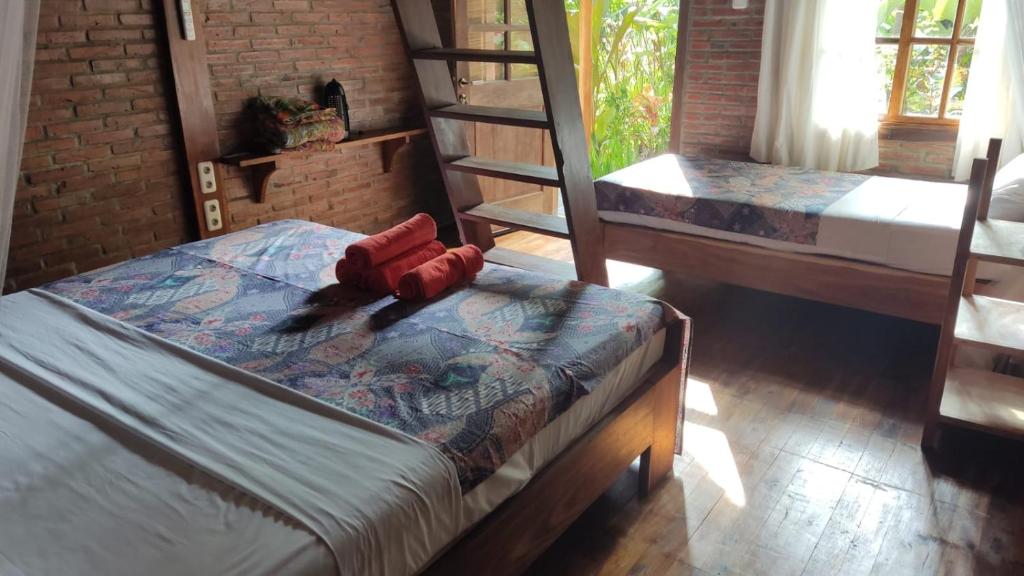 Voodi või voodid majutusasutuse Coconut Tree Cottages toas