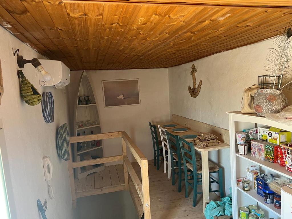 eine Küche mit einem Tisch und Stühlen im Zimmer in der Unterkunft Casa Zara in Sorso