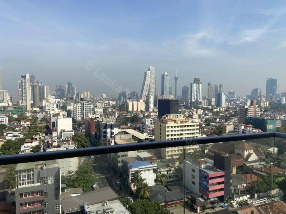 Vedere generală la Colombo sau o vedere a orașului de la acest apartament