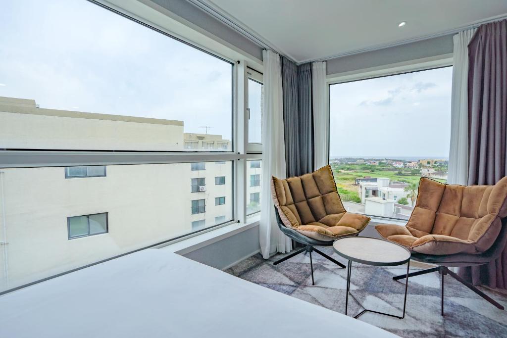 Posezení v ubytování Hotel Sweet Castle Jeju Hamdeok