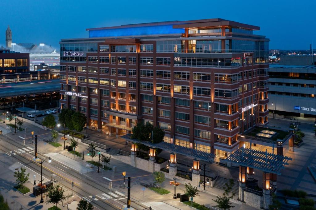 une vue aérienne sur un bâtiment la nuit dans l'établissement Courtyard by Marriott Buffalo Downtown/Canalside, à Buffalo