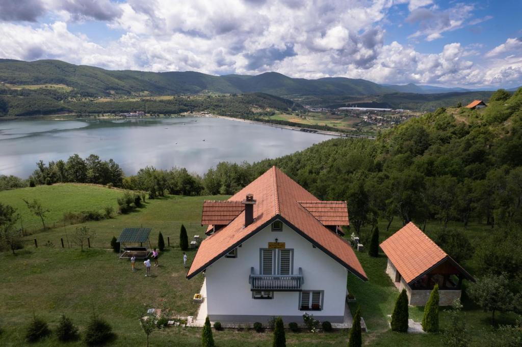 een luchtzicht op een huis op een heuvel met een meer bij Vila Bogicevic in Nova Varoš