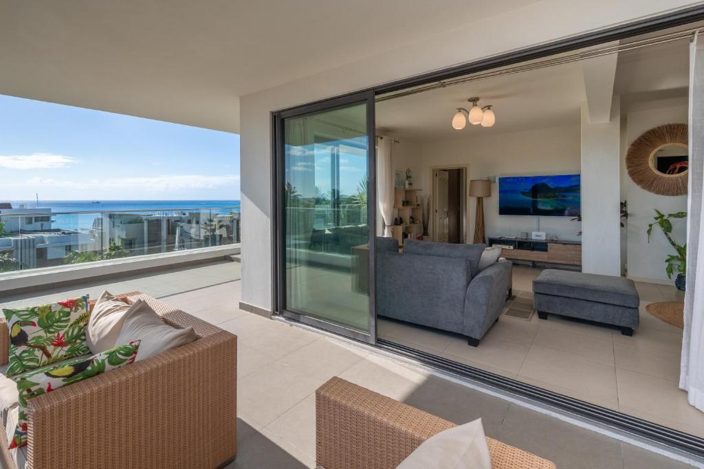 格兰贝伊PENTHOUSE VUE MER - MONT CHOISY的客厅设有大型玻璃墙