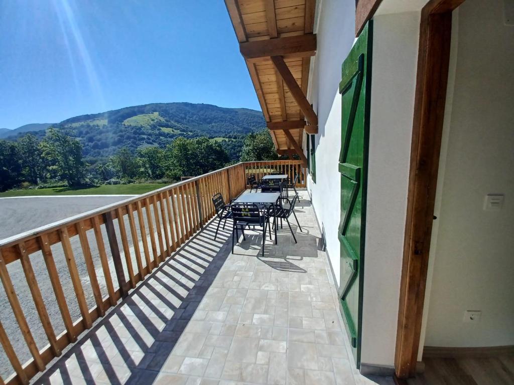 Nespecifikovaný výhled na hory nebo výhled na hory při pohledu z hotelu