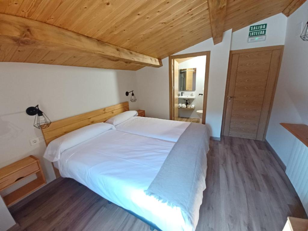 Postel nebo postele na pokoji v ubytování IRATIKO KABIAK