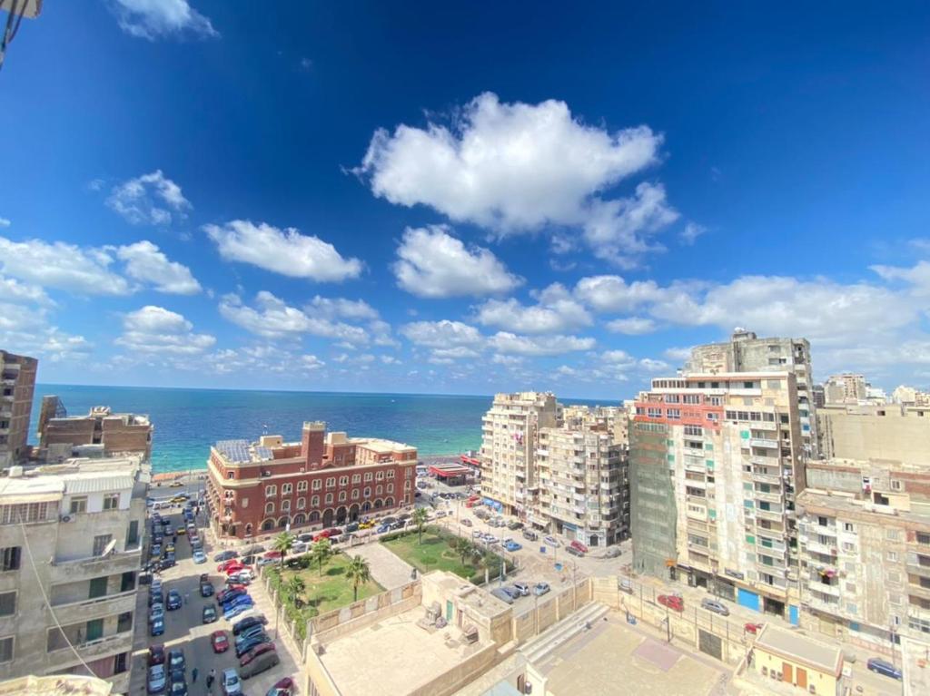 Blick auf eine Stadt mit Meer und Gebäuden in der Unterkunft Sea view apartment 3 bedrooms 2 toilets 3 air conditioners in Alexandria