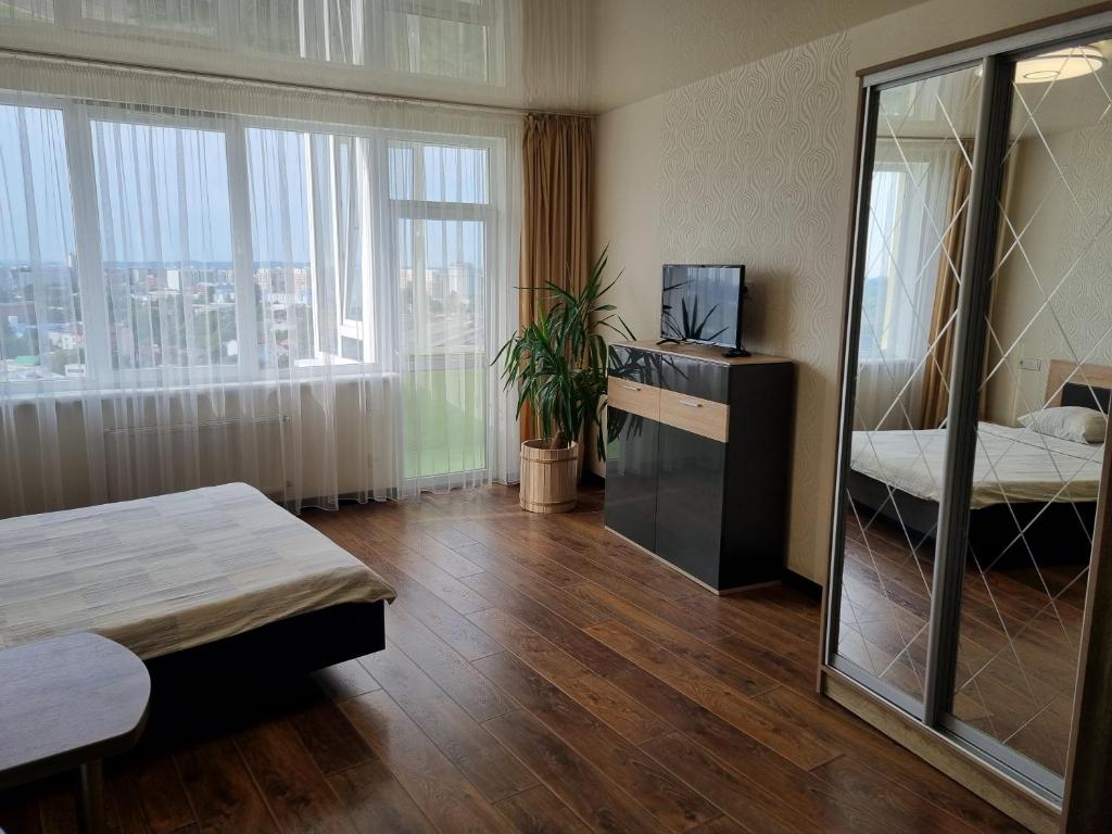 Habitación de hotel con cama y espejo en Apart Panorama en Leópolis