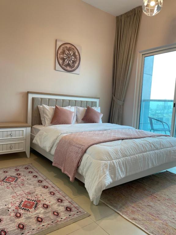 Un dormitorio con una cama grande y una ventana en One bedroom new brand in ajman, en Ajman