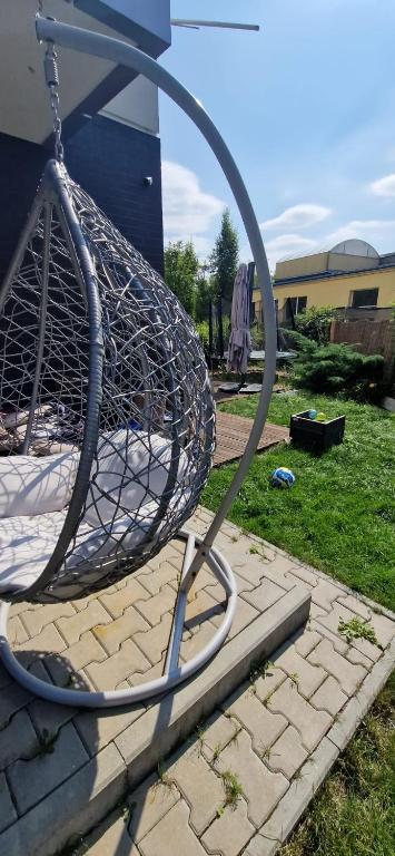 un columpio de metal sentado en un patio en un patio en apartament Warszawska Radom en Radom