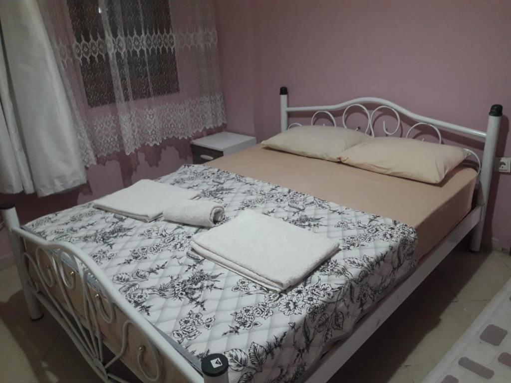 Postel nebo postele na pokoji v ubytování Yenifoça taş ev 1.daire