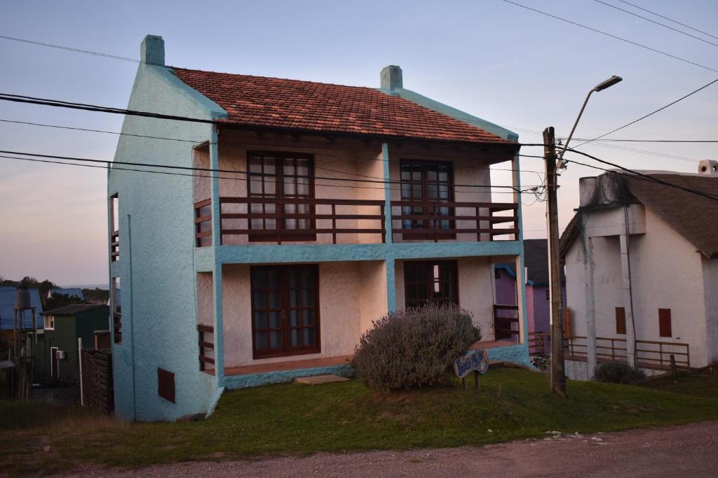 una casa vieja con un azul y blanco en Brisas del Diablo 3, en Punta del Diablo