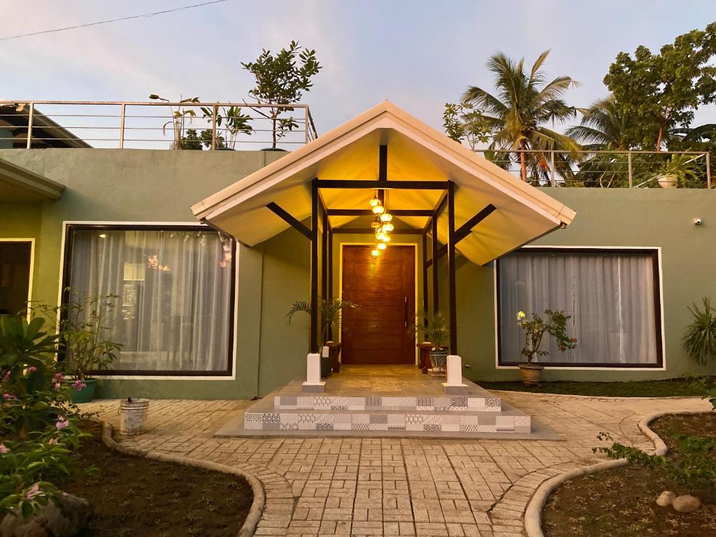 dom z drzwiami wejściowymi i podjazdem w obiekcie Lucia’s Place w mieście Tanauan