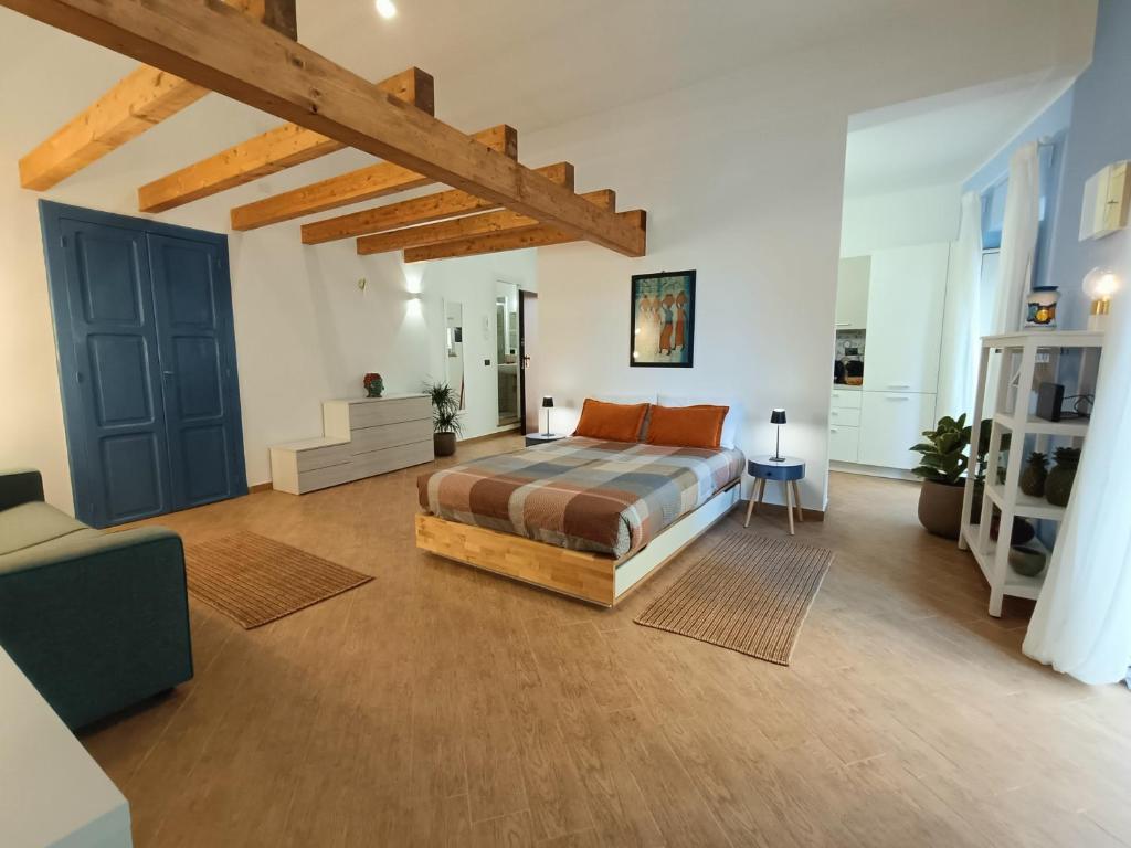 1 dormitorio grande con 1 cama en una habitación en Momoflat, en Agrigento