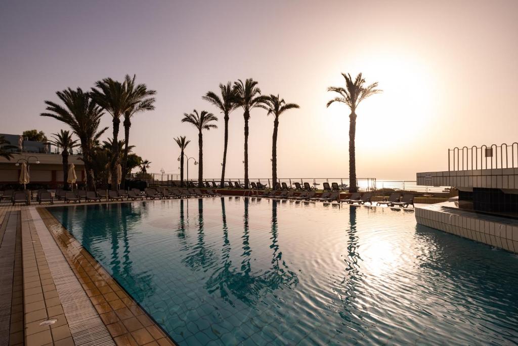 Бассейн в QAWRA Palace Resort & SPA или поблизости