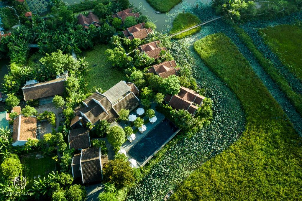 una vista aérea de una casa con árboles y una piscina en Nham Village Resort, en Ninh Binh