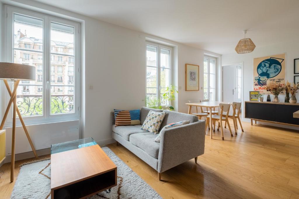 un salon avec un canapé et une table dans l'établissement Veeve - A Kiss of Blue, à Paris