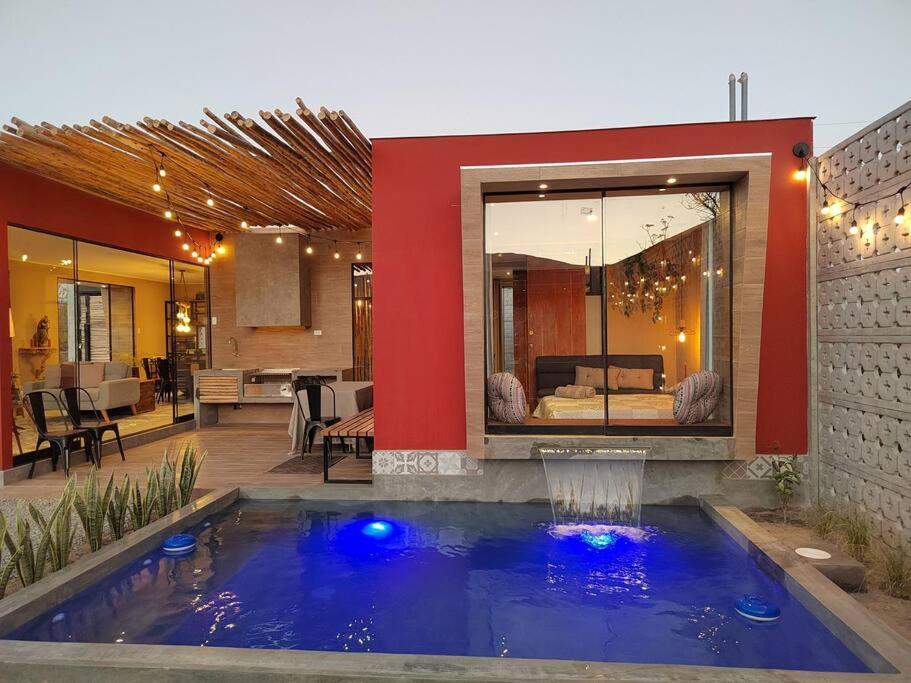 een huis met een zwembad in de tuin bij Desert Lodges - La Terracota in Ica
